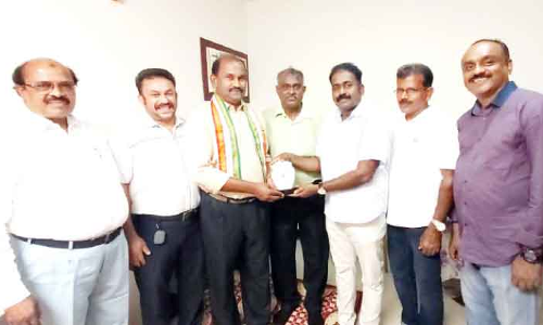 പ​ത്ത​നം​തി​ട്ട ഒ.​​െഎ.​സി.​സി യാ​ത്ര​യ​യ​പ്പ് ന​ൽ​കി