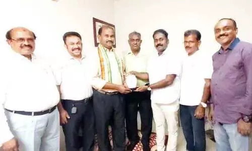 പ​ത്ത​നം​തി​ട്ട ഒ.​​െഎ.​സി.​സി യാ​ത്ര​യ​യ​പ്പ് ന​ൽ​കി