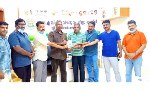 അ​ബ്​​ദു​ൽ ല​ത്തീ​ഫ് പെ​രി​ന്ത​ൽ​മ​ണ്ണ​ക്ക് ഒ.​​െഎ.സി.​സി യാ​ത്ര​യ​യ​പ്പ് ന​ൽ​കി