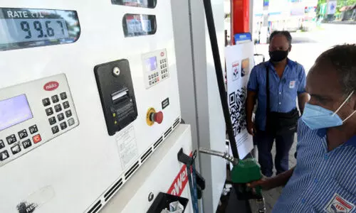 പെ​ട്രോ​ൾ വി​ല: വാഹനയാത്രികരുടെയടക്കം നെഞ്ചിടിപ്പ്​ കൂടുന്നു