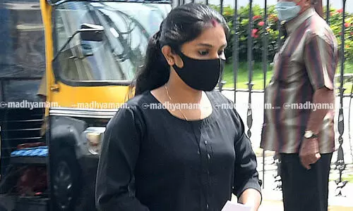 ക​രി​പ്പൂ​ർ സ്വ​ർ​ണ​ക്ക​ട​ത്ത്: അർജുൻ ആയങ്കിയുടെ ഭാര്യ ഹാജരായി