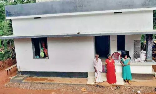 ആരോഗ്യ പ്രവര്‍വര്‍ത്തകര്‍ മുന്നിട്ടിറങ്ങി: വേ​ലാ​യു​ധ​നും കു​ടും​ബ​ത്തി​നും   ഒ​രു​ങ്ങി, കാ​രു​ണ്യ ഭ​വ​നം