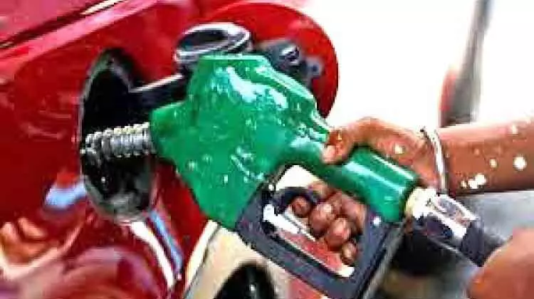 പെട്രോൾ പമ്പിൽനിന്ന് പച്ചവെള്ളം; വാഹനങ്ങൾ തകരാറിലായി പെട്രോൾ പമ്പിൽനിന്ന് പച്ചവെള്ളം; വാഹനങ്ങൾ തകരാറിലായി