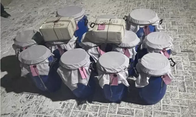 ഇറാനിൽ നിന്ന് കടൽമാർഗം കടത്തിയ 2000 കോടി രൂപയുടെ ഹെറോയിൻ പിടികൂടി ഇറാനിൽ നിന്ന് കടൽമാർഗം കടത്തിയ 2000 കോടി രൂപയുടെ ഹെറോയിൻ പിടികൂടി