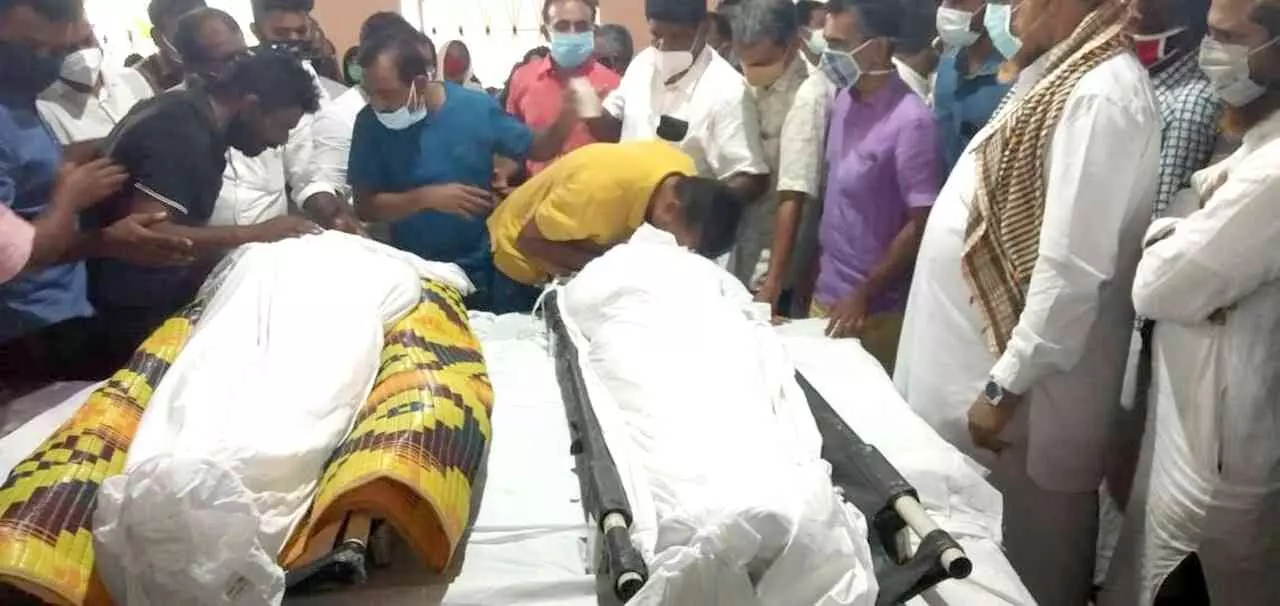 ബോട്ട് മറിഞ്ഞ് മരിച്ച വിദ്യാര്‍ഥികള്‍ക്ക് കണ്ണീരില്‍ കുതിര്‍ന്ന അന്ത്യാഞ്ജലി