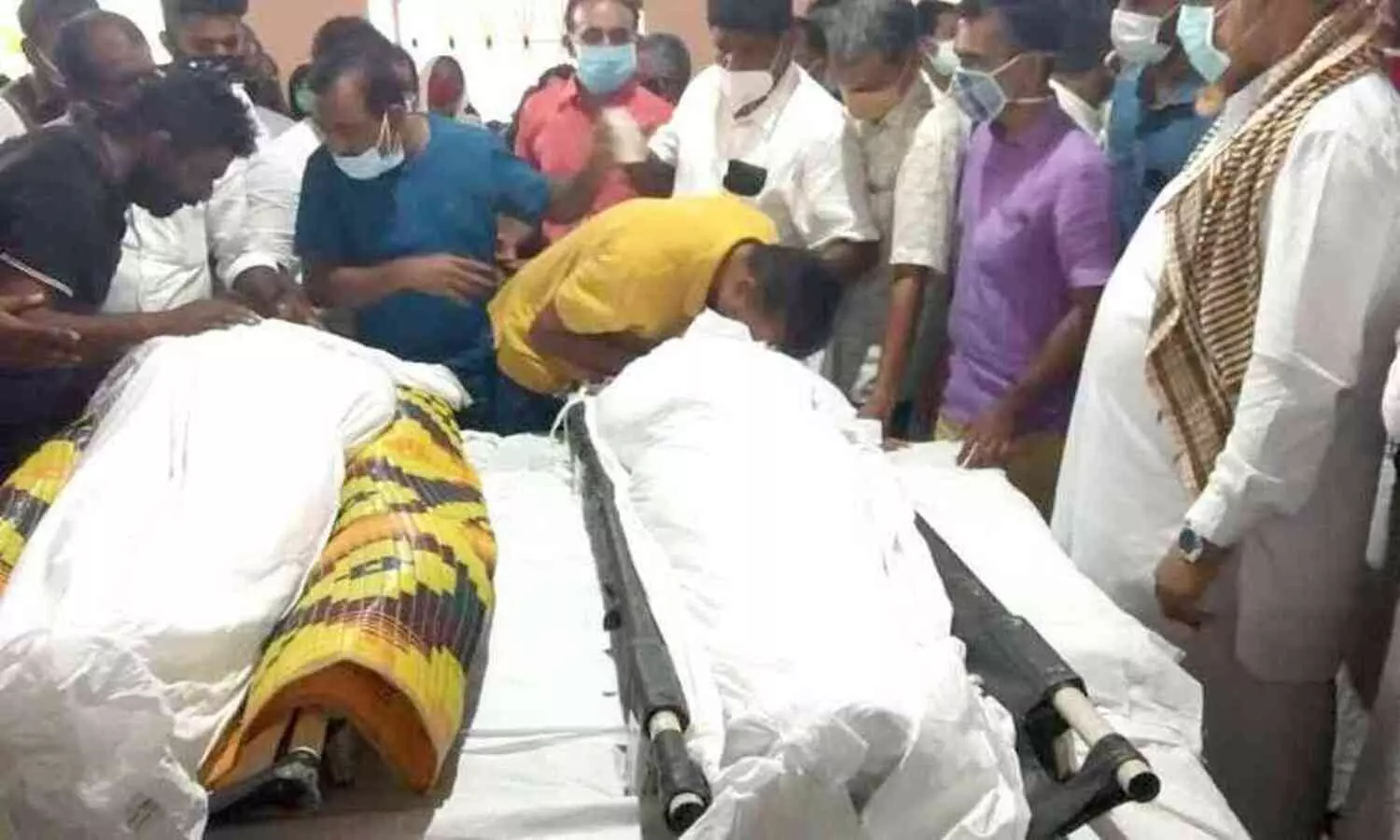 ബോട്ട് മറിഞ്ഞ് മരിച്ച വിദ്യാര്‍ഥികള്‍ക്ക് കണ്ണീരില്‍ കുതിര്‍ന്ന അന്ത്യാഞ്ജലി