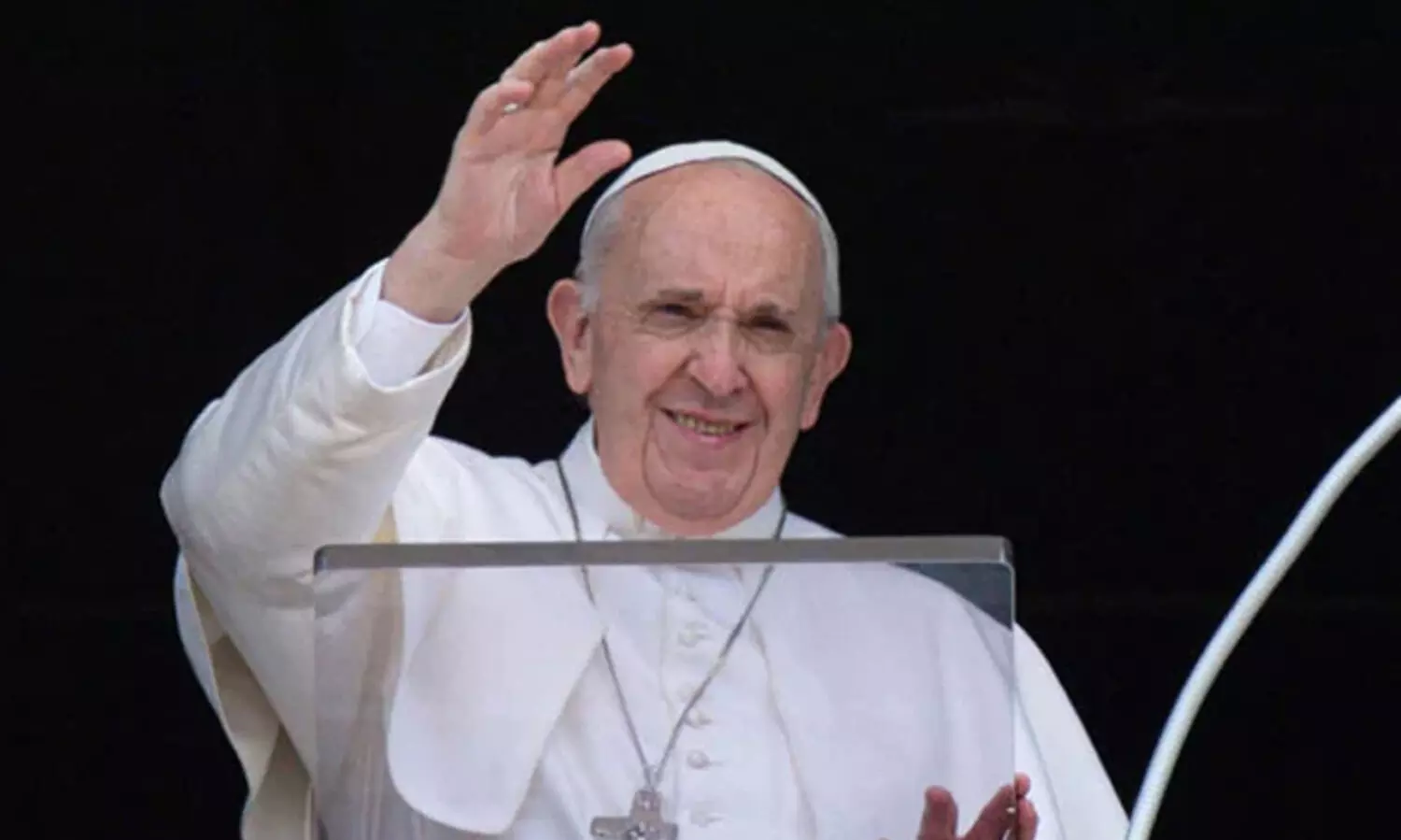 ശസ്​ത്രക്രിയ വിജയം: മാർപാപ്പ നടന്നു, ഭക്ഷണം കഴിച്ചു