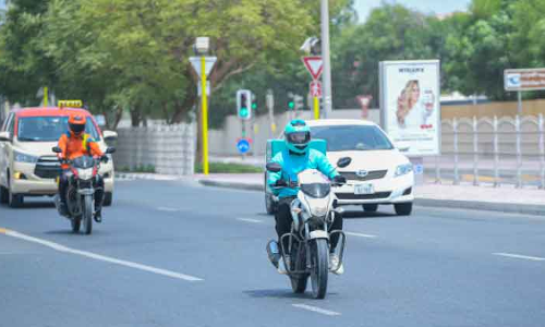 ഉ​ച്ച​വെ​യി​ലേ​റ്റ്​ വാ​ടി ഡെ​ലി​വ​റി തൊ​ഴി​ലാ​ളി​ക​ൾ