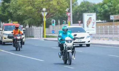 ഉ​ച്ച​വെ​യി​ലേ​റ്റ്​ വാ​ടി ഡെ​ലി​വ​റി തൊ​ഴി​ലാ​ളി​ക​ൾ