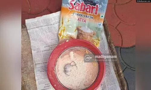 റേഷൻകിറ്റിലെ ആട്ടയിൽ ചത്ത എലി; പലഹാരം തയാറാക്കാനായി കവർ പൊട്ടിച്ചപ്പോഴാണ് ശ്രദ്ധയിൽപ്പെട്ടത്