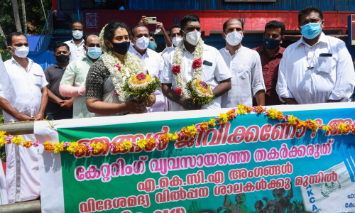 റോഡിൽ താലികെട്ട് സംഘടിപ്പിച്ച് കാറ്ററിങ് സംരംഭകരുടെ സമരം; പൊലീസ് കേസെടുത്തു