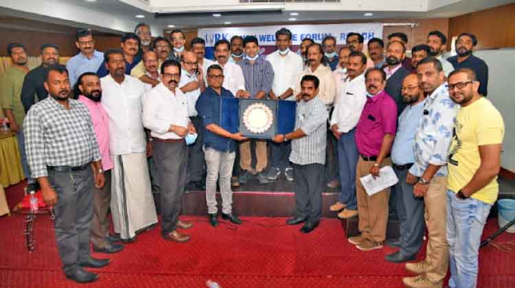 അ​ഷ​റ​ഫ് വ​ട​ക്കേ​വി​ള​ക്ക്​ എ​ൻ.​ആ​ർ.​കെ ഫോ​റം യാ​ത്ര​യ​യ​പ്പ് ന​ൽ​കി