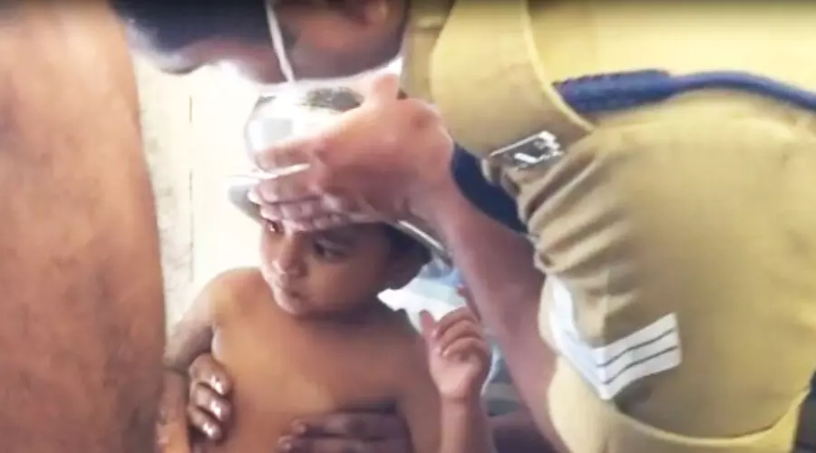 പാത്രം തലയിൽ കുടുങ്ങിയ രണ്ടര വയസ്സുകാരന് തുണയായി ഫയർഫോഴ്സ്, വിഡിയോ കാണാം പാത്രം തലയിൽ കുടുങ്ങിയ രണ്ടര വയസ്സുകാരന് തുണയായി ഫയർഫോഴ്സ്, വിഡിയോ കാണാം