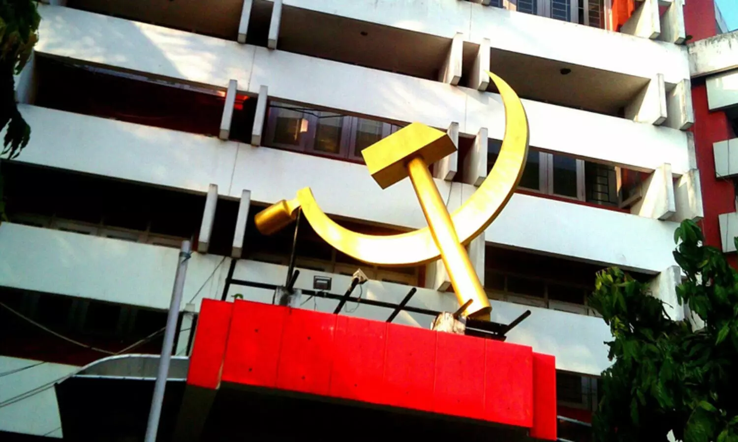 ഗവര്‍ണർ ജനാധിപത്യത്തിന്‍റെ എല്ലാ സീമകളും ലംഘിക്കുകയാണെന്ന് സി.പി.എം