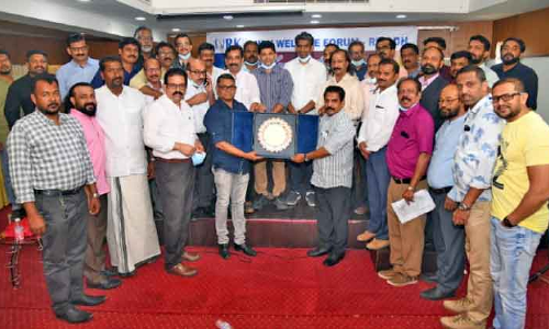 അ​ഷ​റ​ഫ് വ​ട​ക്കേ​വി​ള​ക്ക്​ എ​ൻ.​ആ​ർ.​കെ ഫോ​റം യാ​ത്ര​യ​യ​പ്പ് ന​ൽ​കി