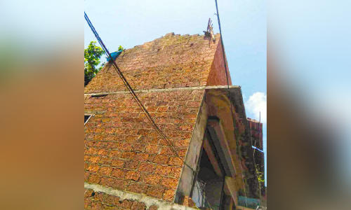 ഇരുനില കെട്ടിടം തകർന്നു; വിദ്യാർഥികൾ അത്ഭുതകരമായി   രക്ഷപ്പെട്ടു