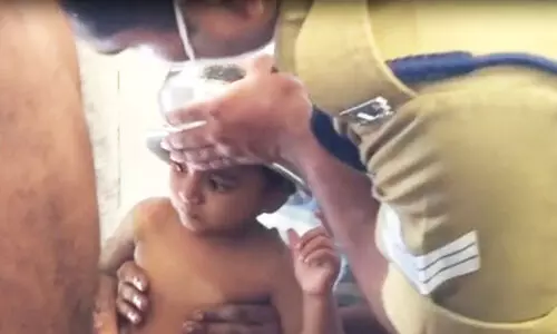 പാത്രം തലയിൽ കുടുങ്ങിയ രണ്ടര വയസ്സുകാരന്​ തുണയായി ഫയർഫോഴ്​സ്​, വിഡിയോ കാണാം