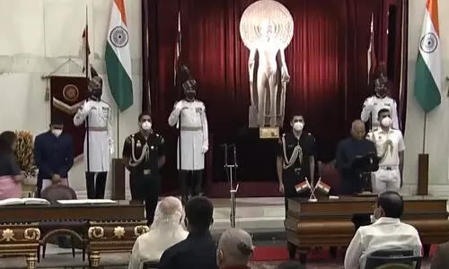 പുതിയ മന്ത്രിമാർ സത്യപ്രതിജ്ഞ ചെയ്തു; 12 കേന്ദ്ര മന്ത്രിമാരെ രാജിവെപ്പിച്ചു