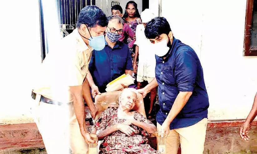 ചോർന്നൊലിക്കുന്ന വീട്ടിൽ കഴിഞ്ഞ വയോധികയെ തണലിലേക്ക് മാറ്റി