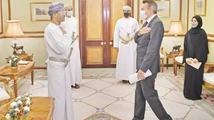 ഒമാൻ വിദേശകാര്യമന്ത്രി റെഡ്ക്രോസ് പ്രസിഡൻറുമായി കൂടിക്കാഴ്ച നടത്തി ഒമാൻ വിദേശകാര്യമന്ത്രി റെഡ്ക്രോസ് പ്രസിഡൻറുമായി കൂടിക്കാഴ്ച നടത്തി