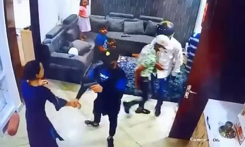 Robbers barge into home, take woman, kids hostage Video Robbers barge into home, take woman, kids hostage Video