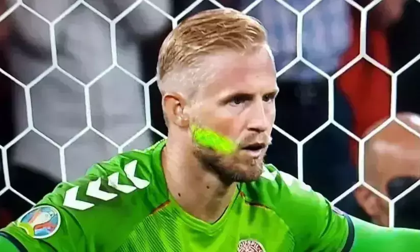 നിർണായക പെനാൽറ്റിക്ക്​ മുമ്പ്​ ഡാനിഷ്​ ഗോളി ഷ്​മിഷേലി​െൻറ മുഖത്ത്​ ലേസർ ആക്രമണം; ഇംഗ്ലീഷ്​ ആരാധകനെതിരെ രോഷം