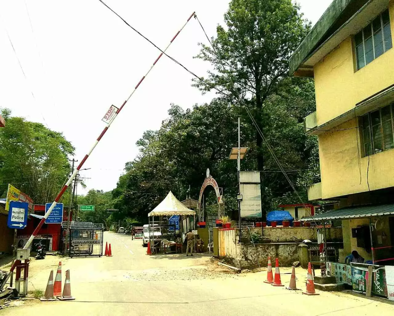 ചെക്ക്​ പോസ്റ്റിലെ അഴിമതി കണ്ടു കണ്ണ്​ തള്ളി വിജിലൻസ്; മേശവിരിപ്പിനടിയിൽ പണം, രേഖ ഒപ്പിട്ടു നൽകുന്നത് പ്യൂൺ, പണം നൽകിയാൽ പരിശോധനയില്ല