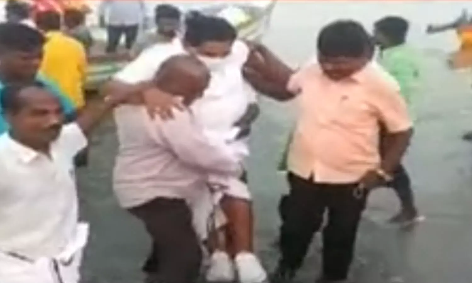 ചെരിപ്പ്​ നനയാതിരിക്കാൻ മന്ത്രിയെ മത്സ്യത്തൊഴിലാളി പൊക്കിയെടുത്ത്​ കരയിലെത്തിച്ചു;​ വിവാദം VIDEO