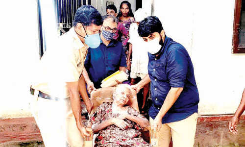 ചോർന്നൊലിക്കുന്ന വീട്ടിൽ കഴിഞ്ഞ വയോധികയെ തണലിലേക്ക് മാറ്റി