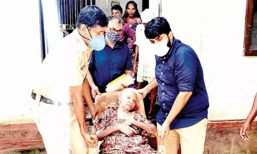 ചോർന്നൊലിക്കുന്ന വീട്ടിൽ കഴിഞ്ഞ വയോധികയെ തണലിലേക്ക് മാറ്റി