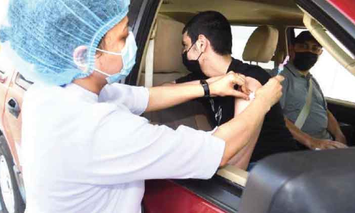 ജാ​ബി​ർ പാ​ല​ത്തി​ൽ ദി​വ​സം 6000 പേ​ർ​ക്ക്​ വാ​ക്​​സി​ൻ ന​ൽ​കു​ന്നു