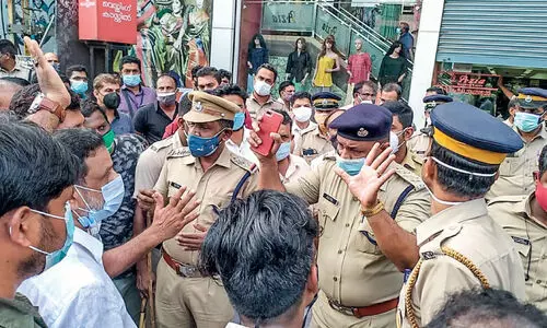 dispute between traders and police