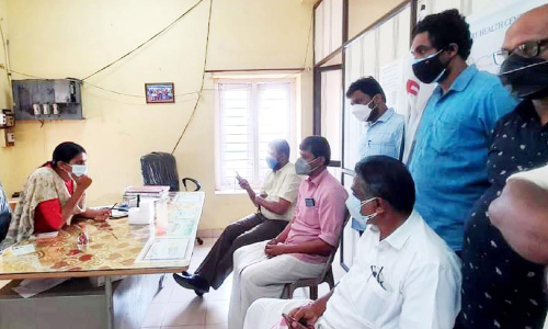 വേതനം നല്‍കാതെ താല്‍ക്കാലിക ജീവനക്കാരെ പിരിച്ചുവിട്ടതായി പരാതി