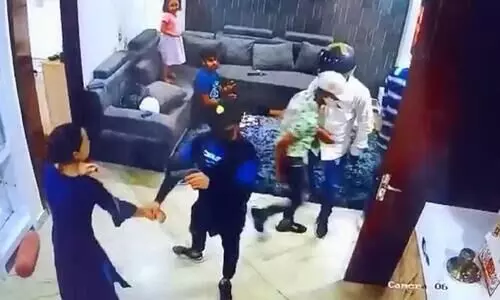 Robbers barge into home, take woman, kids hostage Video