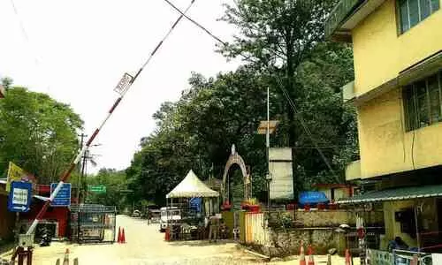 ചെക്ക്​ പോസ്റ്റിലെ അഴിമതി കണ്ടു കണ്ണ്​ തള്ളി വിജിലൻസ്; മേശവിരിപ്പിനടിയിൽ പണം, രേഖ ഒപ്പിട്ടു നൽകുന്നത് പ്യൂൺ, പണം നൽകിയാൽ പരിശോധനയില്ല