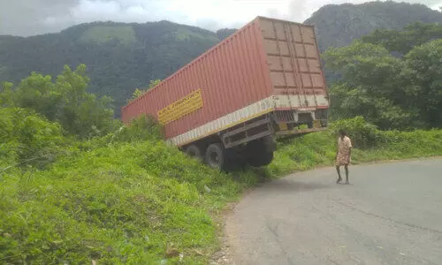 മദ്യം കയറ്റിയ കണ്ടെയ്നർ ലോറി വയനാട് ചുരത്തിൽ അപകടത്തിൽപെട്ടു