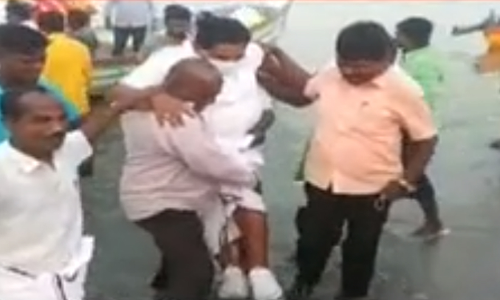 ചെരിപ്പ്​ നനയാതിരിക്കാൻ മന്ത്രിയെ മത്സ്യത്തൊഴിലാളി പൊക്കിയെടുത്ത്​ കരയിലെത്തിച്ചു;​ വിവാദം VIDEO