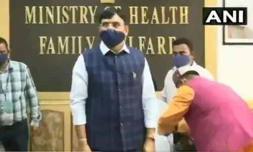 മന്ത്രിക്കസേരയിൽ ചരട് ജപിച്ചുകെട്ടി ആരോഗ്യ മന്ത്രി; പഴയ ട്വീറ്റുകളുടെ പേരിൽ ട്രോൾമഴയും