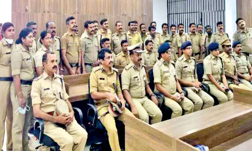 മാസ്ക്കില്ലാ പൊലീസ് കൂട്ടം: മുഖ്യമന്ത്രിയുടെ ന്യായീകരണം തുണയാക്കി പൊലീസ് മാസ്ക്കില്ലാ പൊലീസ് കൂട്ടം: മുഖ്യമന്ത്രിയുടെ ന്യായീകരണം തുണയാക്കി പൊലീസ്