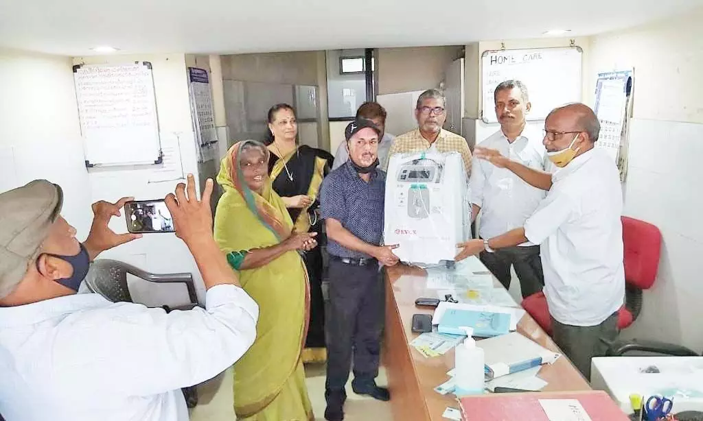 ഒാക്​സിജൻ കോൺസെൻട്രേറ്റർ കൈമാറി