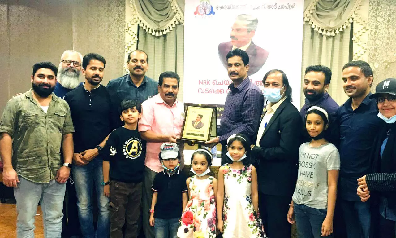 അ​ഷ്‌​റ​ഫ് വ​ട​ക്കെ​വി​ള​ക്ക്​ കൊ​യി​ലാ​ണ്ടി​ക്കൂ​ട്ടം യാ​ത്ര​യ​യ​പ്പ്​ ന​ൽ​കി