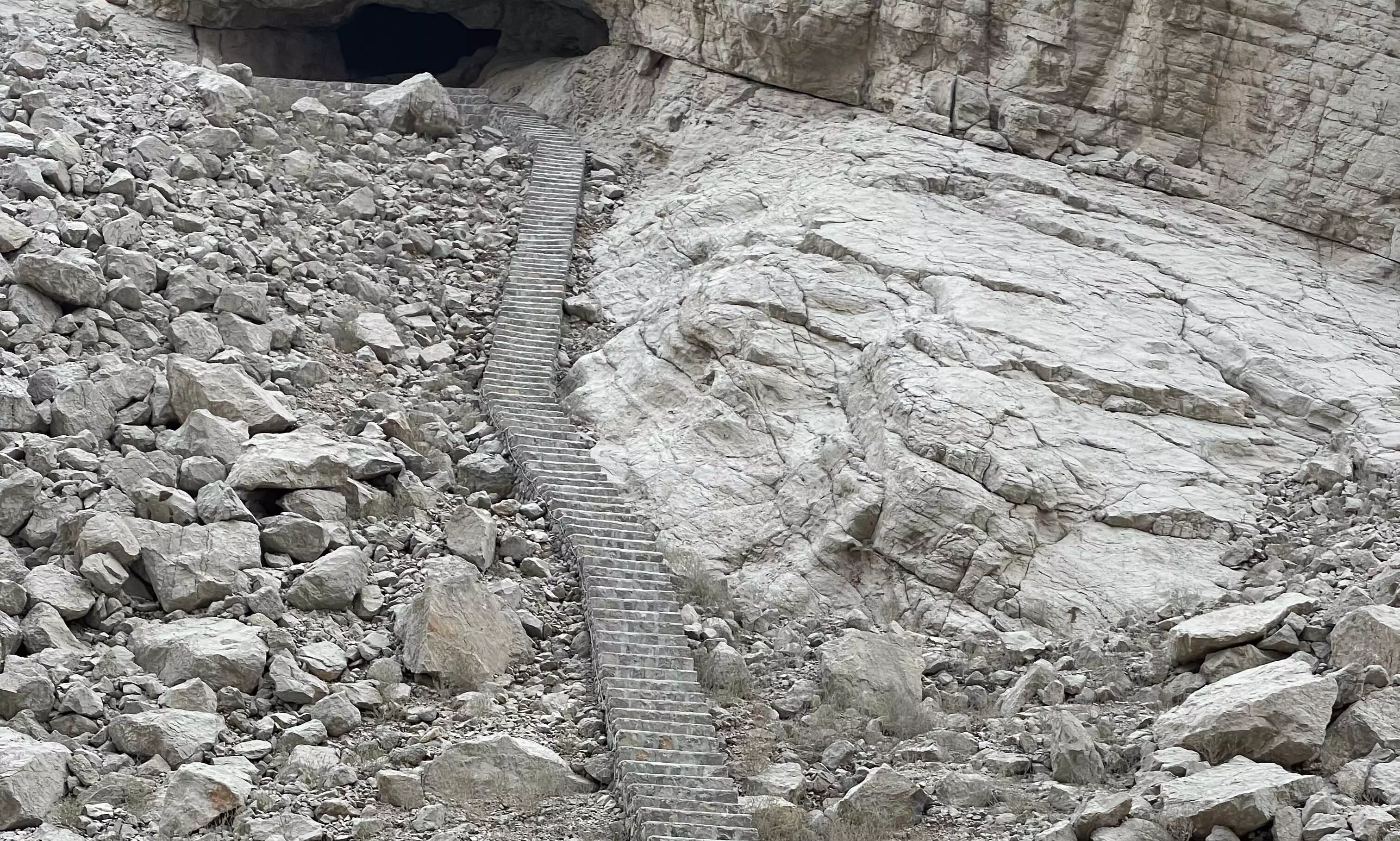 പു​തു​മ​യു​ള്ള ഉ​ല്ലാ​സ യാ​ത്ര​ക്ക്​   മ​ല​മ​ട​ക്കു​ക​ളി​ലെ റാ​ക്​ ഗു​ഹ