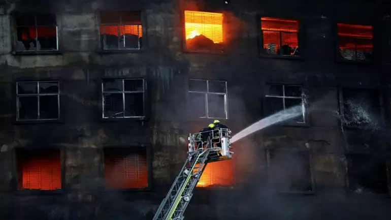 ജ്യൂസ് ഫാക്ടറിയിൽ തീപിടിച്ച് 52 പേർ മരിച്ചു ജ്യൂസ് ഫാക്ടറിയിൽ തീപിടിച്ച് 52 പേർ മരിച്ചു