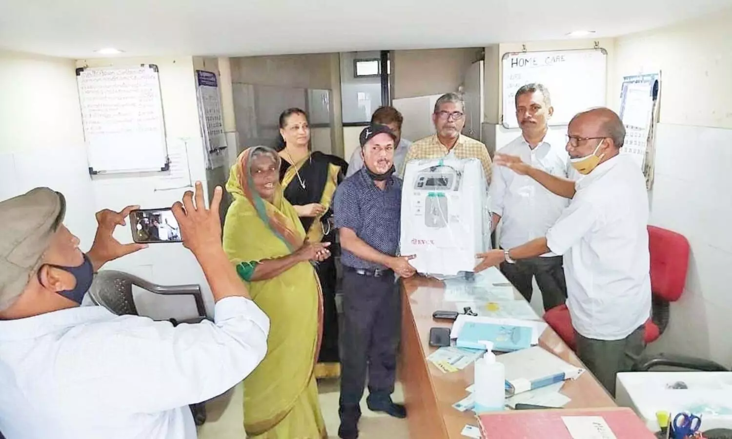 ഒാക്​സിജൻ കോൺസെൻട്രേറ്റർ കൈമാറി