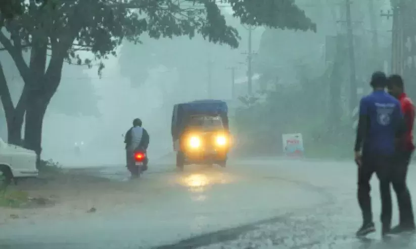മഴ തുടരുന്നു; വിവിധ ജില്ലകൾക്ക് മുന്നറിയിപ്പ്