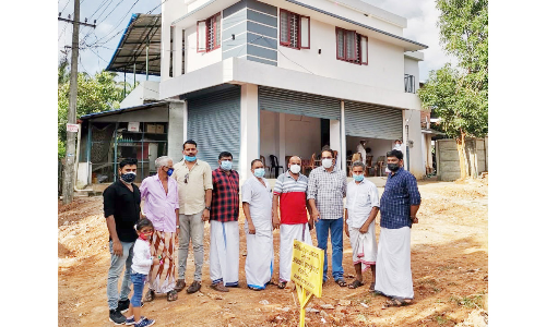 മ​ര​ണ​മ​ട​ഞ്ഞ പ്ര​വാ​സി​യു​ടെ കു​ടും​ബ​ത്തി​ന്​ സു​ഹൃ​ത്തു​ക്ക​ളു​ടെ കൈ​ത്താ​ങ്ങ്​