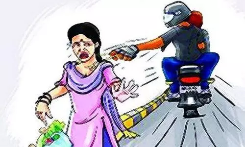 പട്ടാപ്പകൽ മാല പൊട്ടിച്ചു