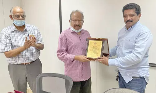 സലീം രുക്​​മിണിക്ക്​ ആൽമീർ കമ്പനിയുടെ യാത്രയയപ്പ്