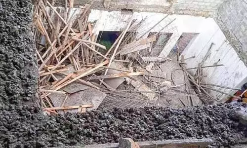 മണത്തല ജാറം മേൽക്കൂര വാർപ്പിനിടെ തകര്ന്നുവീണു മണത്തല ജാറം മേൽക്കൂര വാർപ്പിനിടെ തകര്ന്നുവീണു