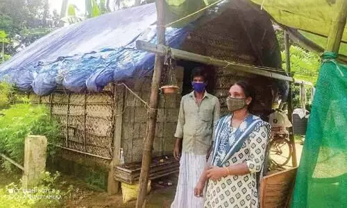 സ​മ്പൂ​ർ​ണ കു​ടി​ൽ​ര​ഹി​ത ഗ്രാ​മ​ത്തി​ൽ ഓ​ല​ക്കു​ടി​ലി​ൽ ന​ന​ഞ്ഞ്​ ഒ​രു കു​ടും​ബം